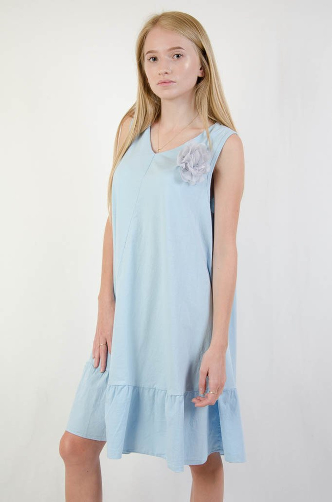 Niebieska rozkloszowana sukienka z dekoltem w serek oraz przypinką