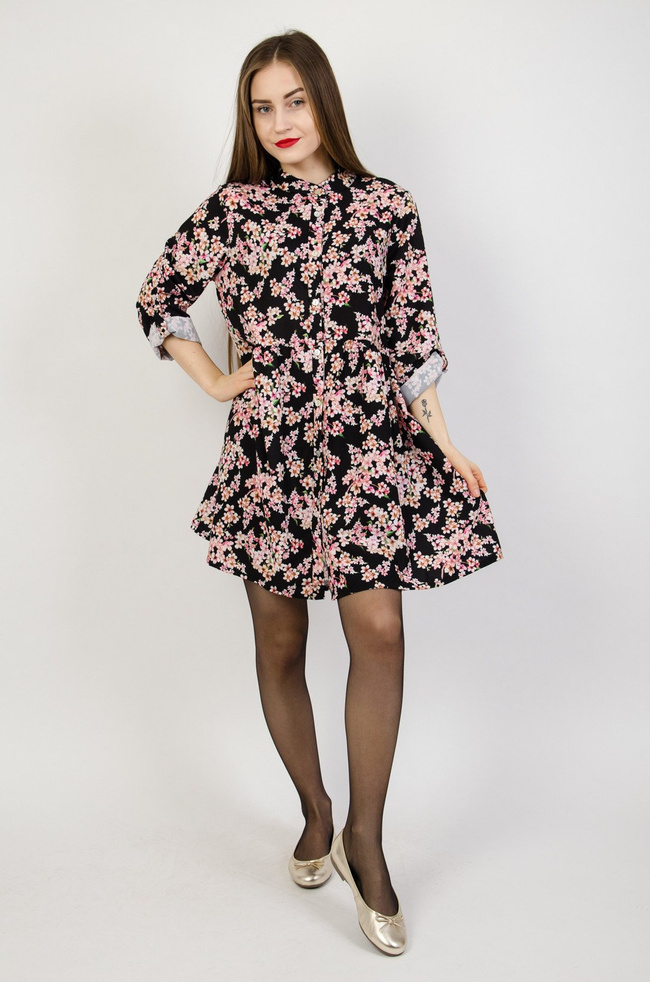 Czarna sukienka w drobne różowe kwiaty, zapinana na guziki