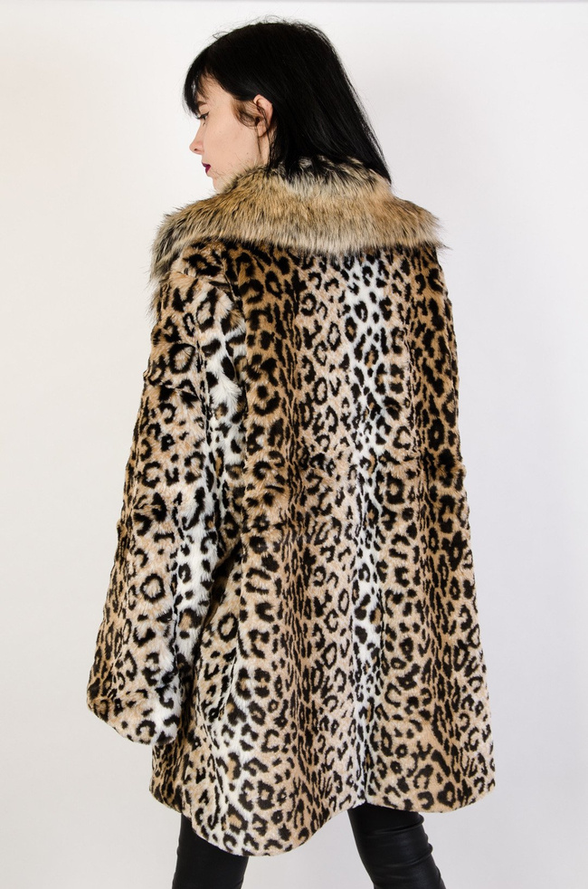 Sztuczne futro panterka z kołnierzem