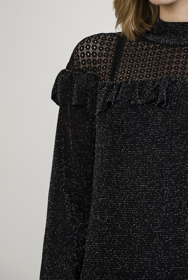 Czarna sukienka półgolf z koronką w dekolcie