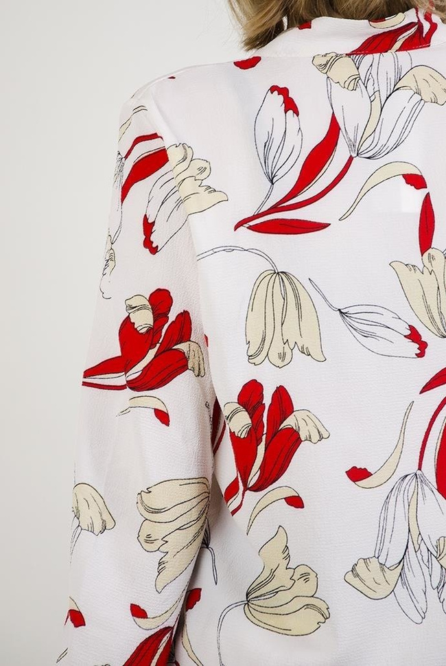 Biała koszula w kwiatowy motyw, z czerwonymi akcentami