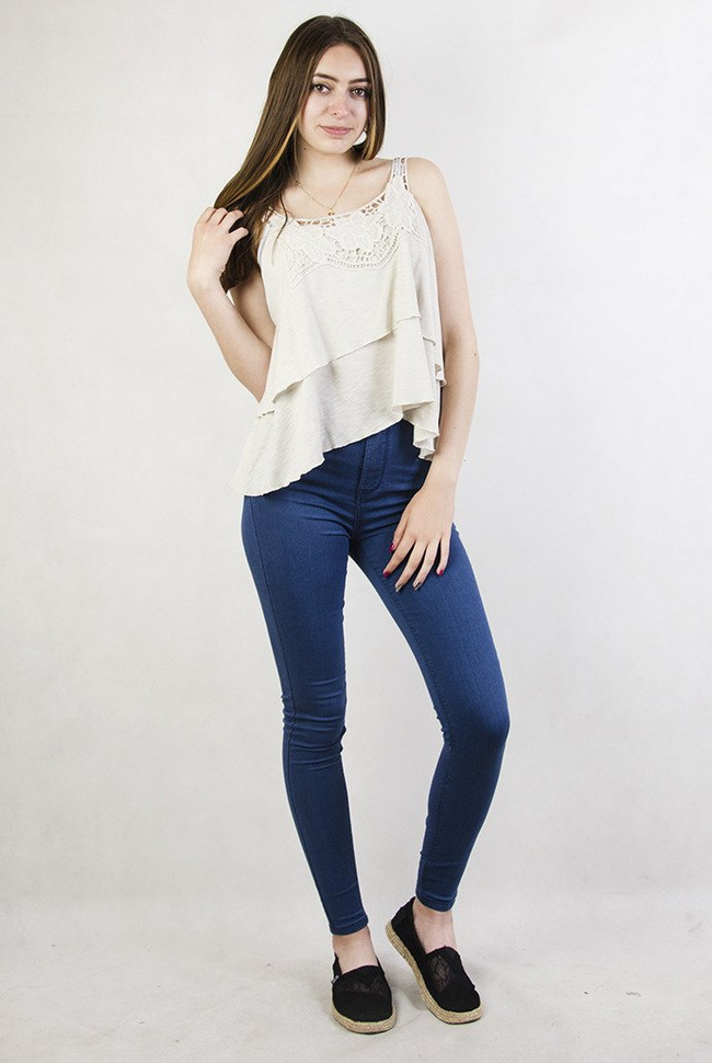 Beżowa bluzka z falbankami i ażurowymi zdobieniami