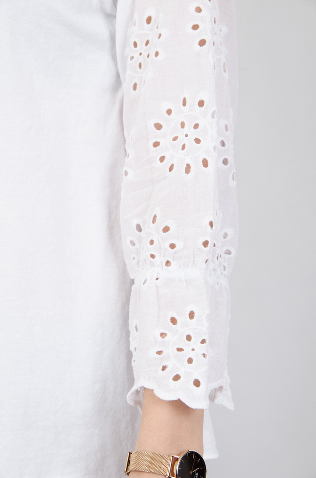 Biała bluzka z ażurowymi rękawami