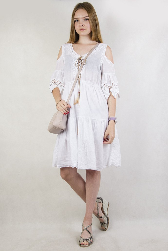 Biała sukienka boho z rzemykiem