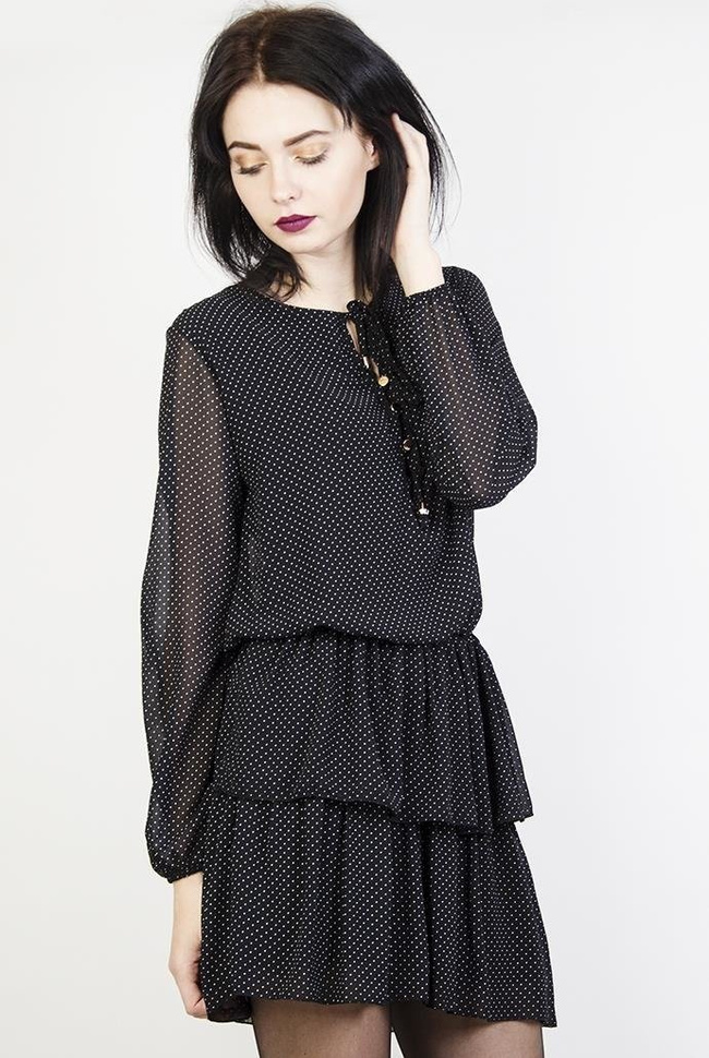 Czarna sukienka w białe kropki z wiązaniem w pasie
