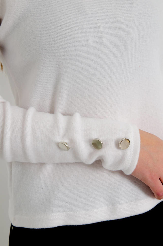 BIAŁA BLUZKA Z OZDOBNYM DEKOLTEM I GUZIKAMI 