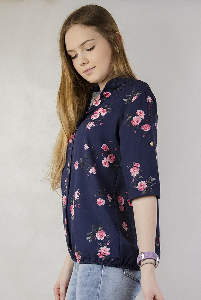 Granatowa bluzka w kwiaty, rękaw 3/4