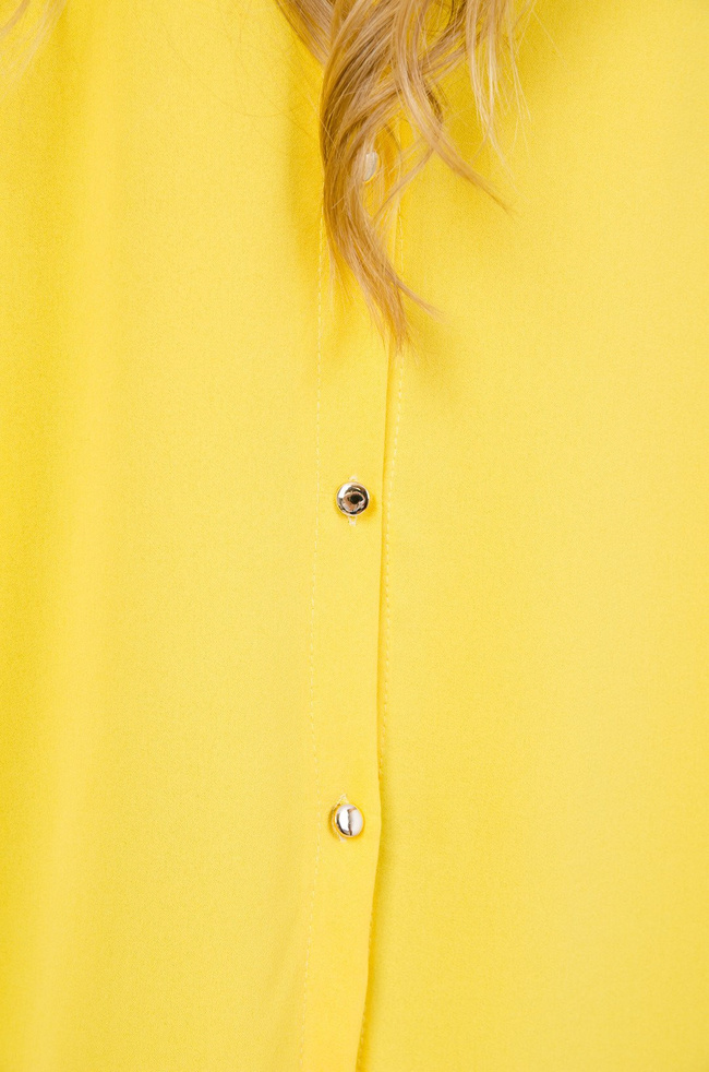 Żółta bluzka z guzikami na plecach