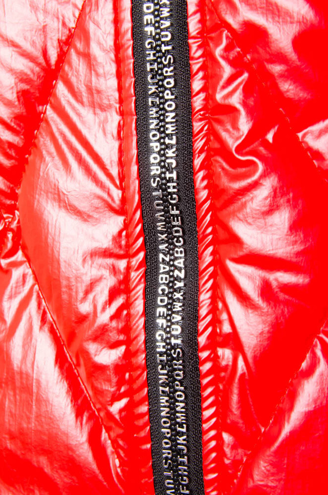 KURTKA PRZEJŚCIOWA PIKOWANA Z KAPTUREM - CZERWONA 