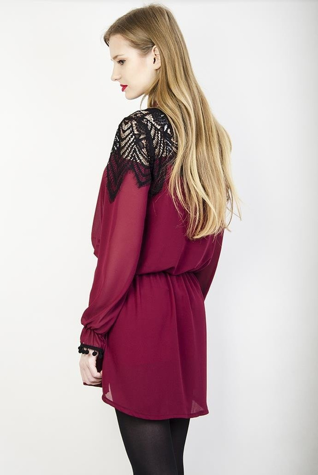 Bordowa szyfonowa sukienka ze zdobieniem i kołnierzykiem
