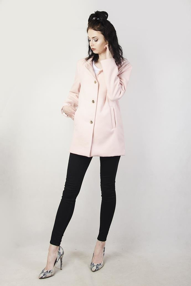 Jasnoróżowy płaszcz zapinany na cztery guziki