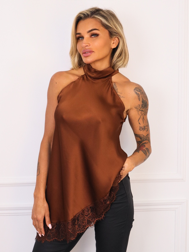 ASYMETRYCZNY TOP SATYNOWY Z WYSOKIM KOŁNIERZEM I KORONKOWĄ LAMÓWKĄ- CZEKOLADOWYY