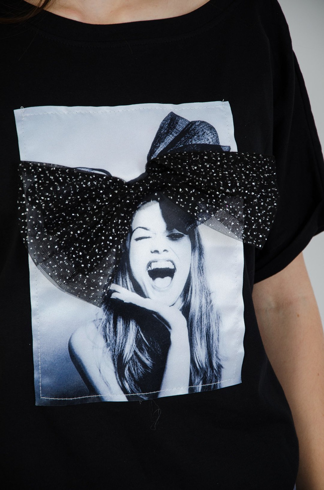 Czarna bluzka z motywem kobiety oraz kokardą