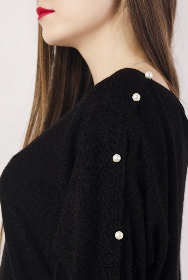 Czarna bluzka z perełkami na rękawach