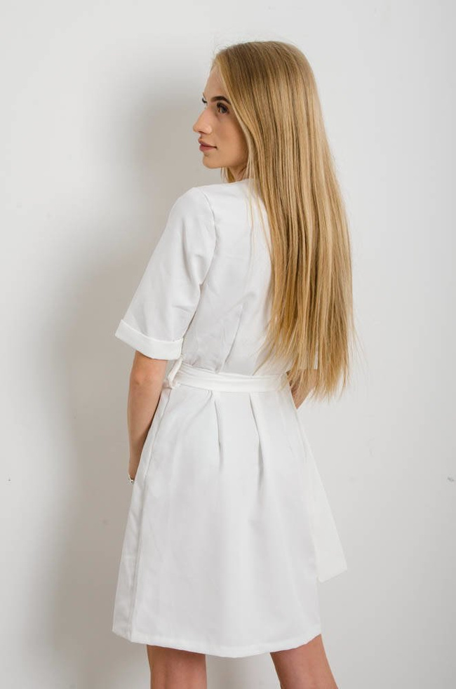 ELEGANCKA GARNITUROWA SUKIENKA Z OZDOBNYMI GUZIAKMI SZMIZJERKA -BIAŁA