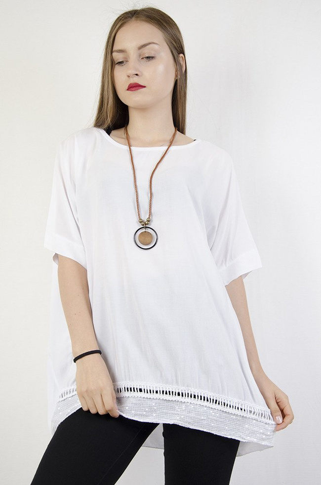 Biała bluzka nietoperz z wisiorkiem