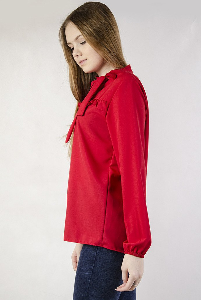 Czerwona bluzka koszulowa z falbanką oraz wiązaniem przy szyi