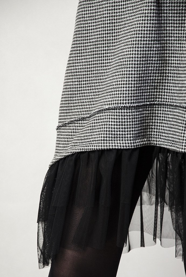 Asymetryczna sukienka w pepitkę, zakończona tiulem