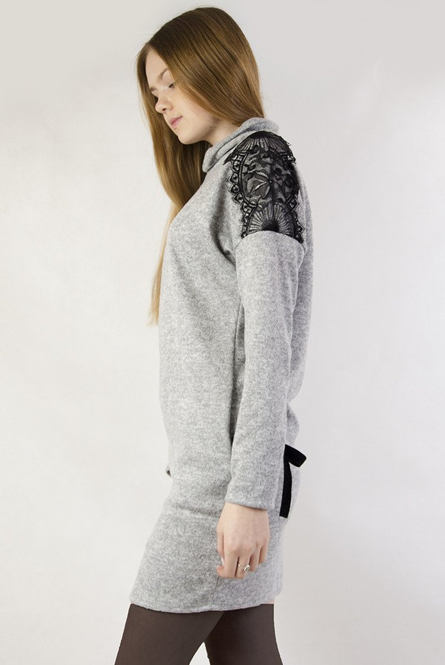 Szara prosta sukienka z koronką na ramionach oraz golfem