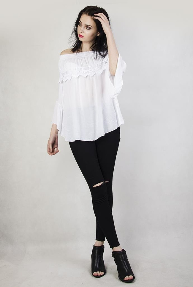Biała bluzka z hiszpańskim dekoltem i ażurowymi wstawkami