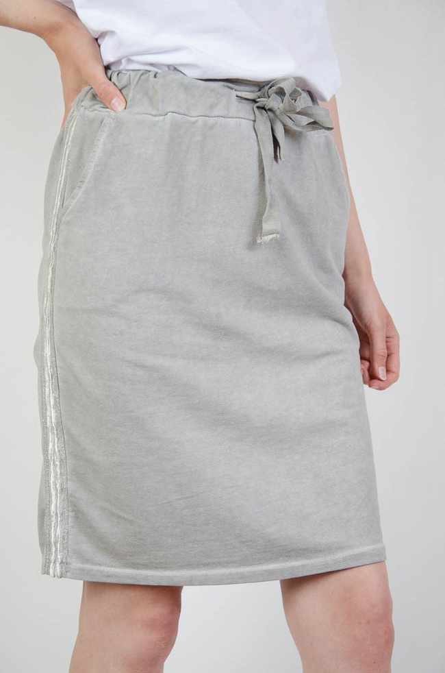 Szara dresowa spódnica z ozdobnymi lampasami