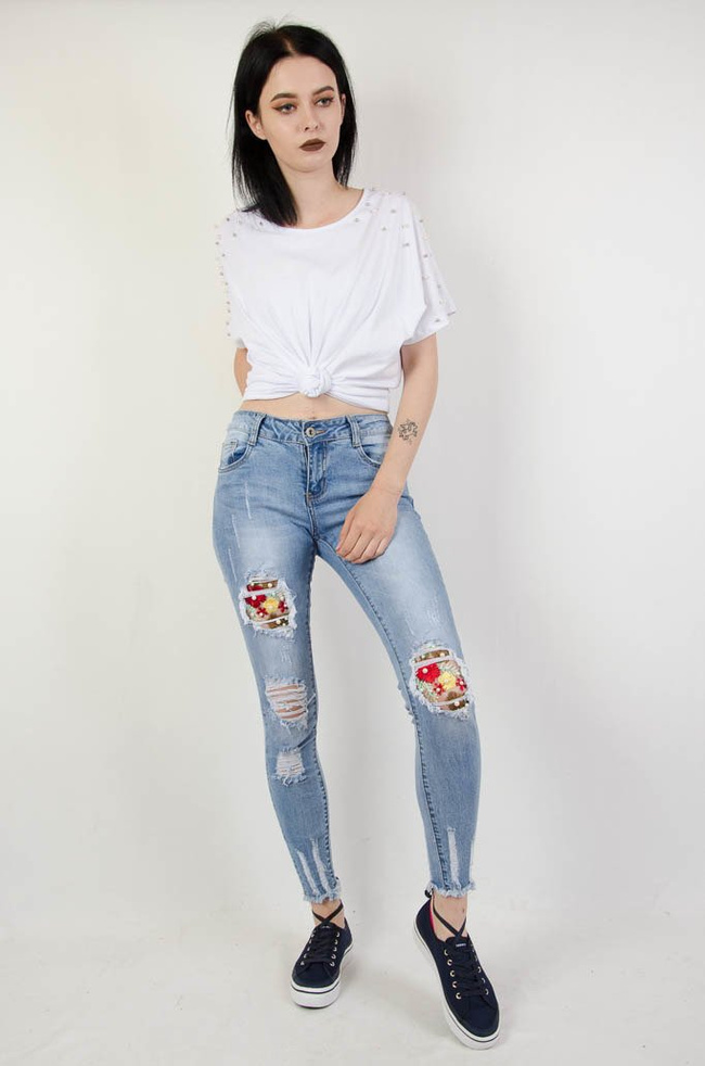 SPODNIE JEANSOWE Z KWIATOWYM HAFTEM 