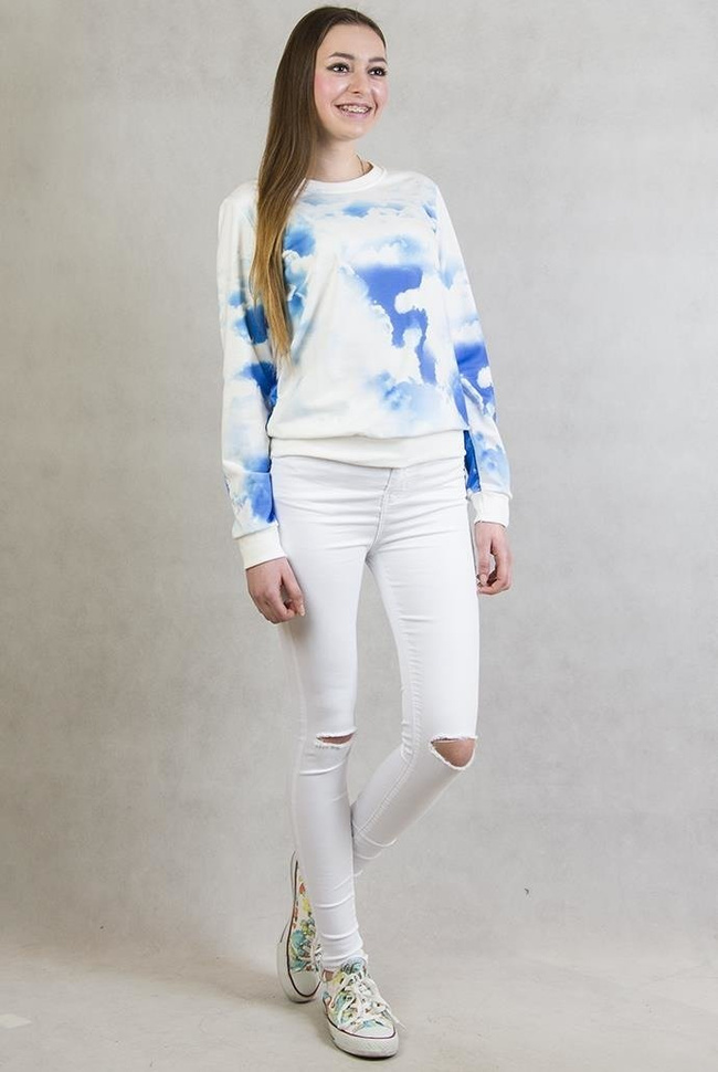 Biała bluza z chmurkami