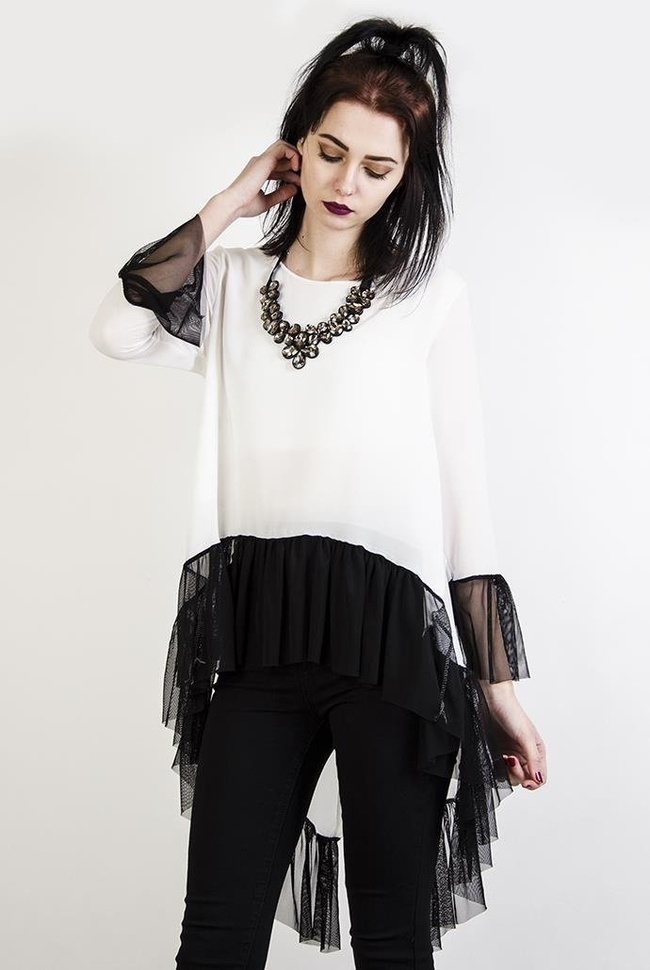 Biała tunika z czarnymi wstawkami, przedłużana