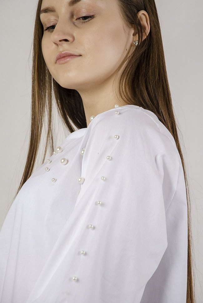 Biała bluzka koszulowa z perełkami