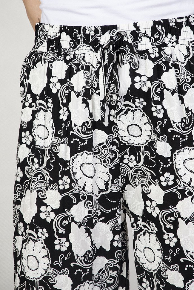 Czarne spodnie alladynki w białe kwiaty