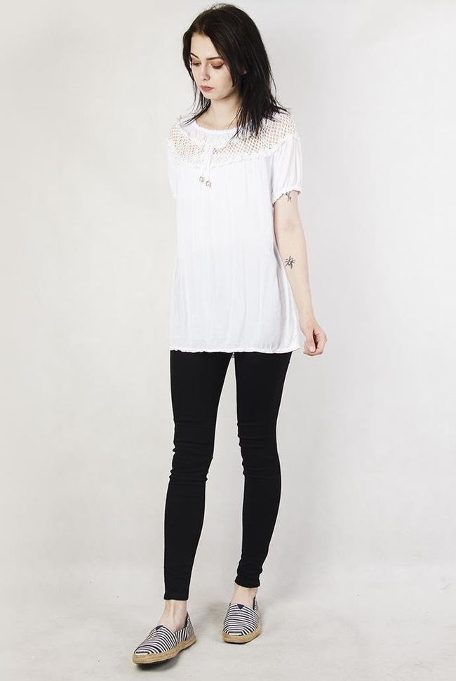 Biała bluzka z wycięciami przy dekolcie