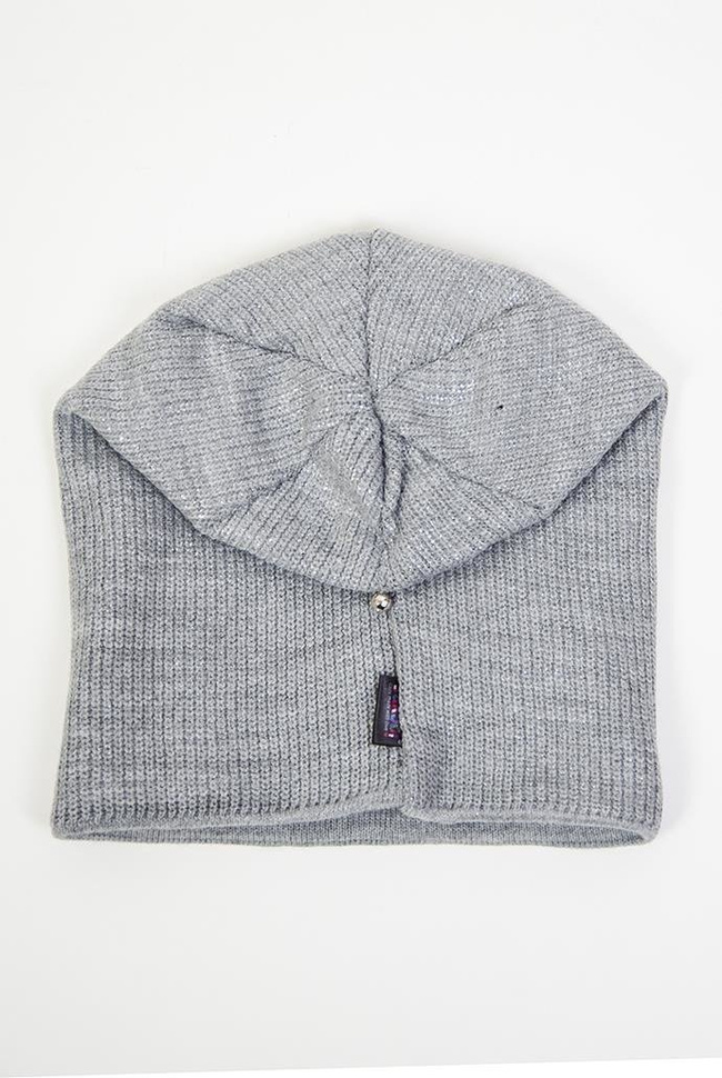 Jasnoszara czapka z przeszyciem oraz koralikiem