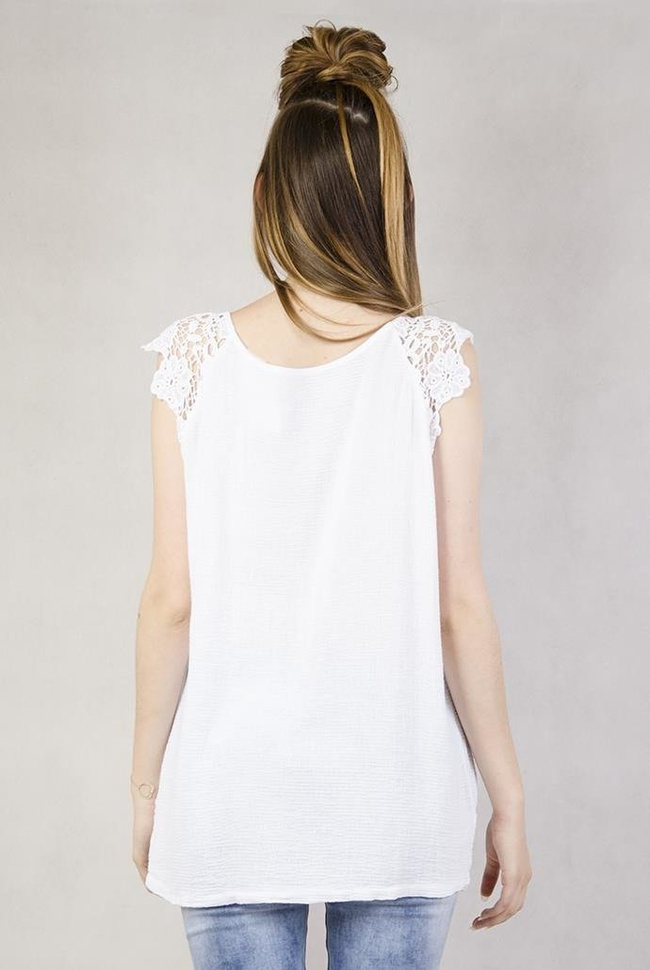 Biała bluzka z koronką na dole i na ramiączkach