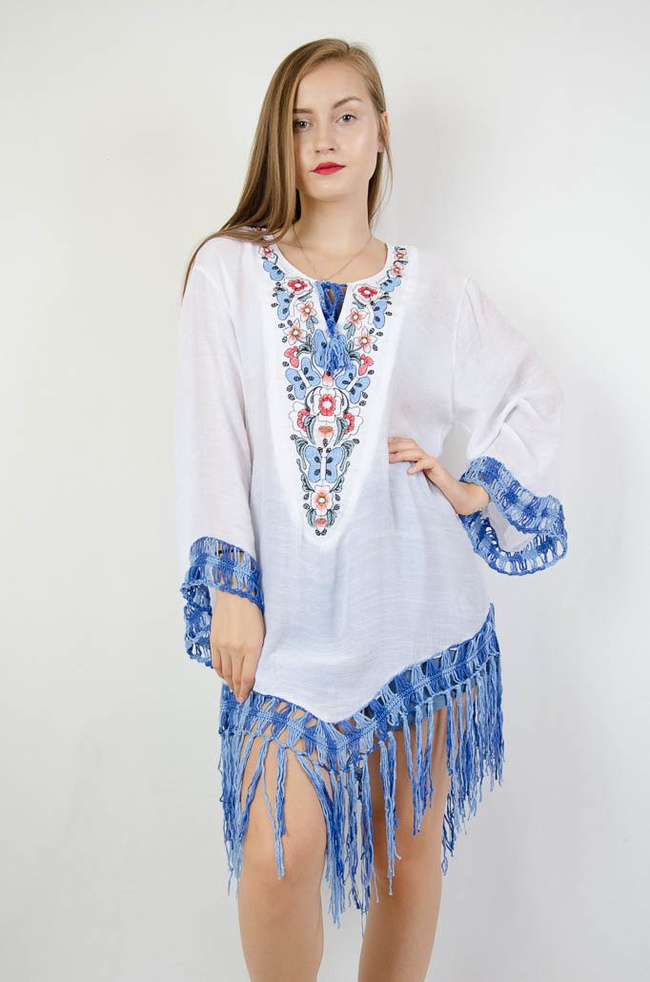 BIAŁA TUNIKA W STYLU BOHO Z NIEBIESKIMI ELEMENTAMI