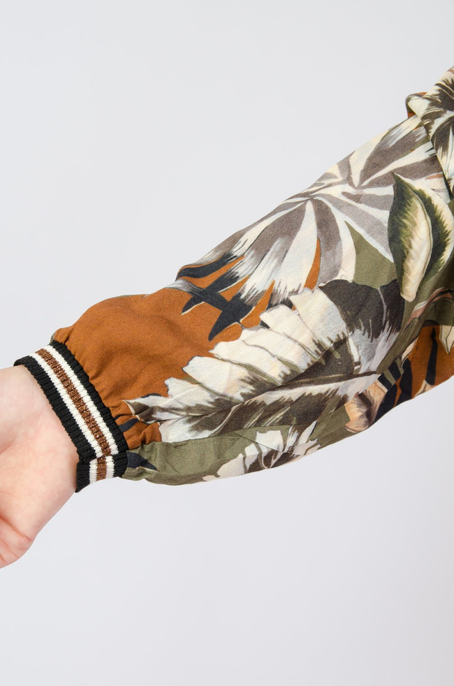 Zielona bluza z dekoltem w szpic