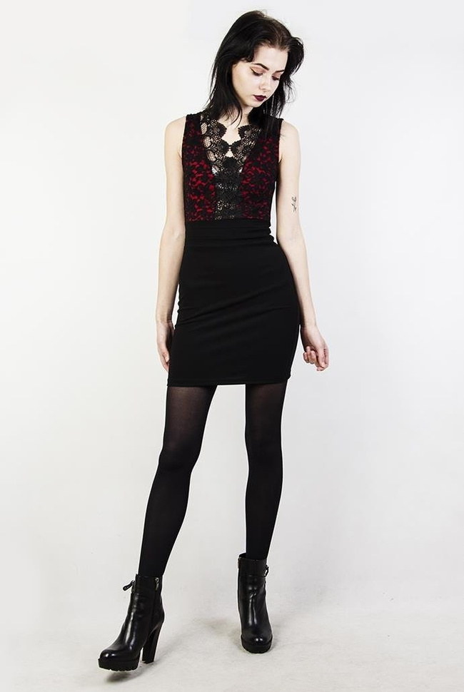 Przylegająca czarno-czerwona sukienka z koronkowymi wstawkami