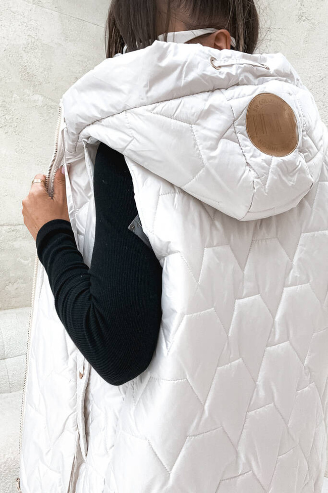 ASYMETRYCZNA KAMIZELKA Z NASZYWKĄ NA KAPTURZE- BIAŁA