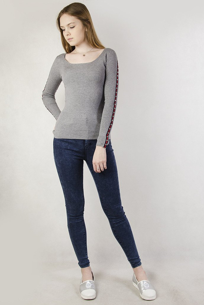 Szara, przylegająca bluzka z ćwiekami u boku