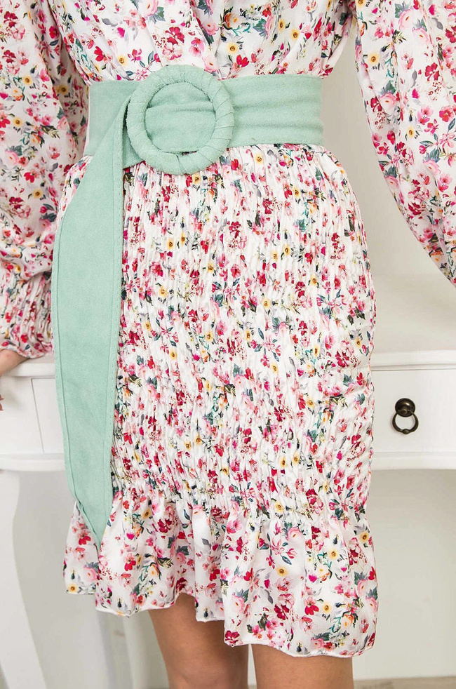 BIAŁA SUKIENKA W CZERWONE KWIATY -ŚCIĄGACZ OD PASA W DÓŁ