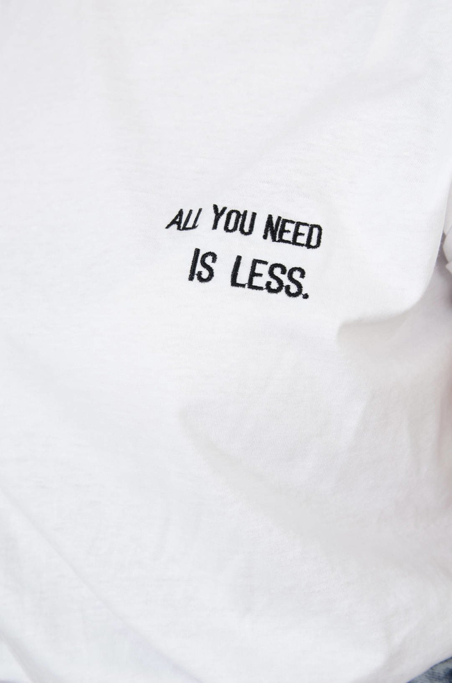 BIAŁY BAWEŁNIANY T-SHIRT ALL YOU NEED IS LESS