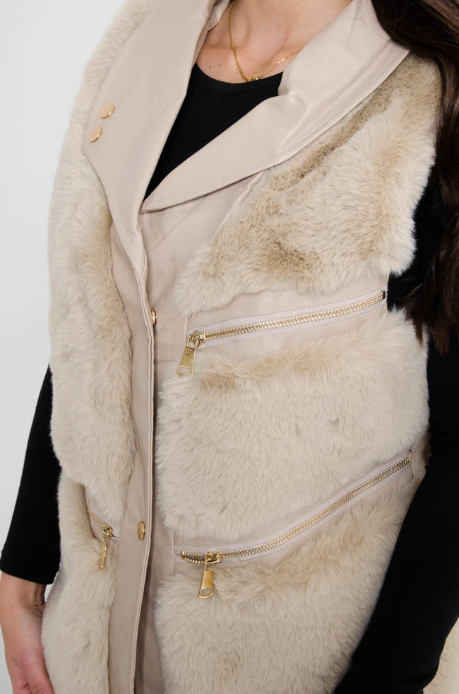 BEŻOWA FUTRZANA KAMIZELKA ZE WSTAWKAMI Z EKOSKÓRY