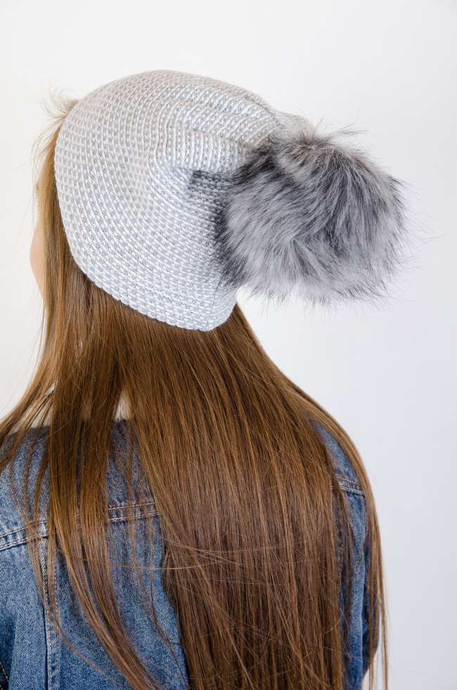 Jasno-szara czapka przeszywana białą nitką z pomponem