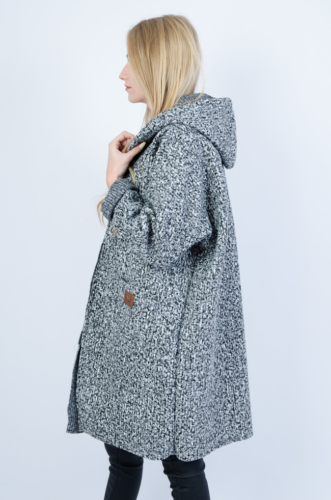 Szary jesienny płaszcz z kapturem oraz naszywką na kieszeni