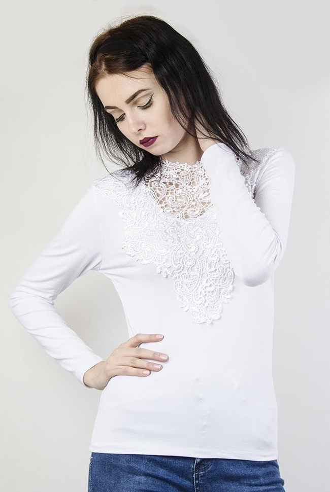 Biała bluzka z ażurowym zdobieniem przy dekolcie