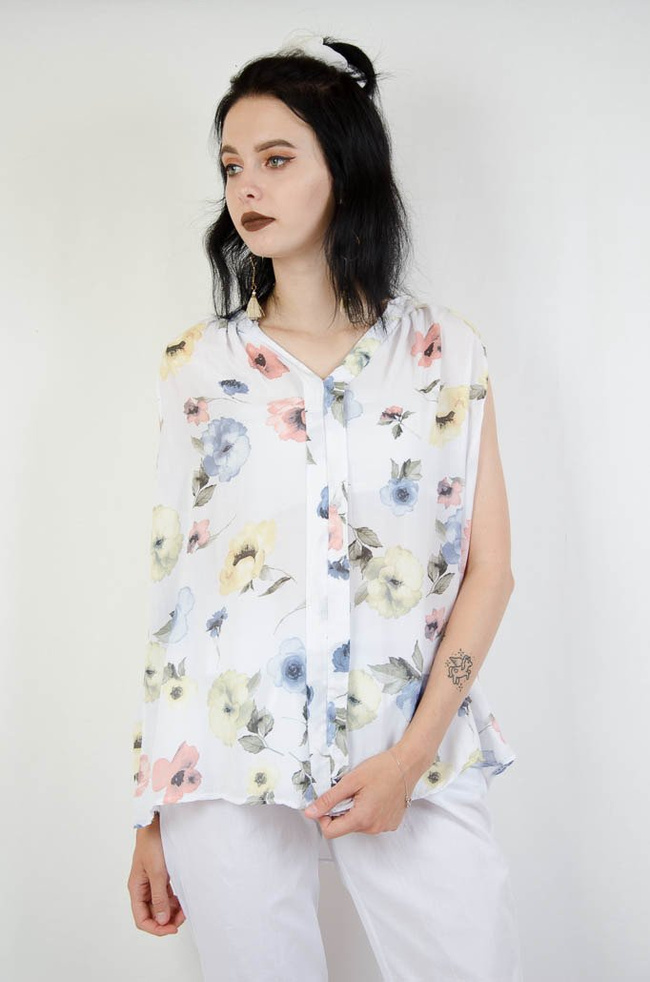 Biała bluzka w kwiatowy wzór z pionową zakładką