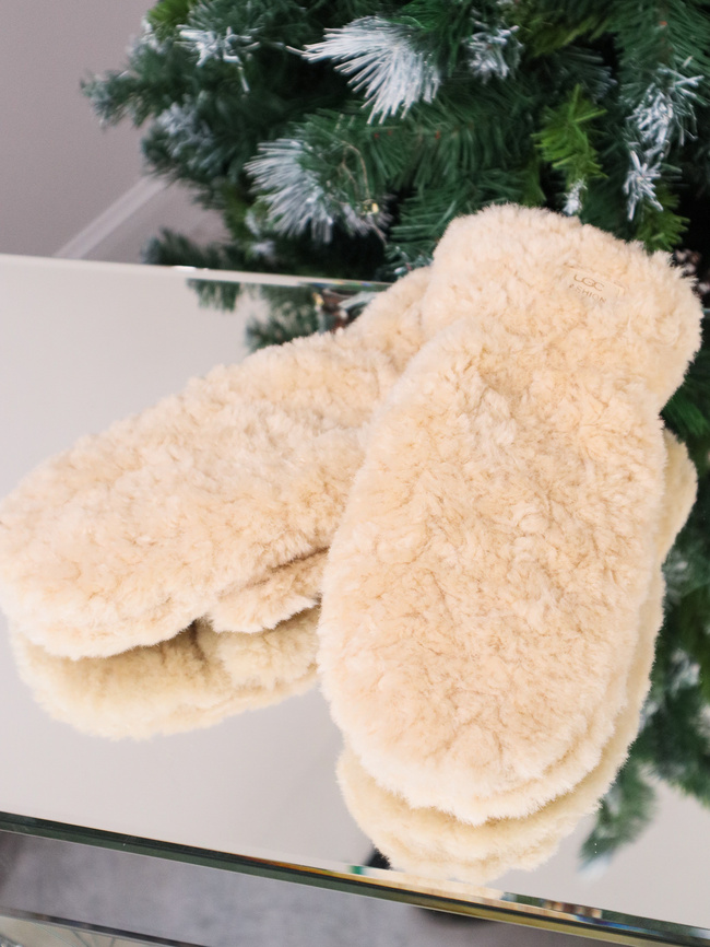 RĘKAWICZKI FUTRZANE NA JEDEN PALEC Z LOGIEM- BEŻOWE