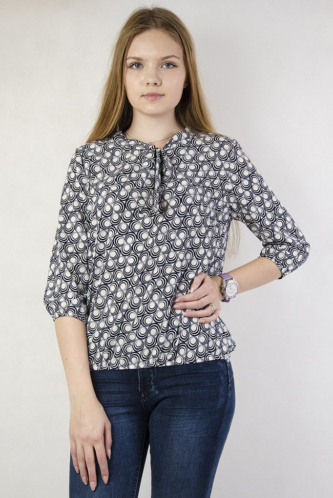 Biała bluzka w granatowe okręgi