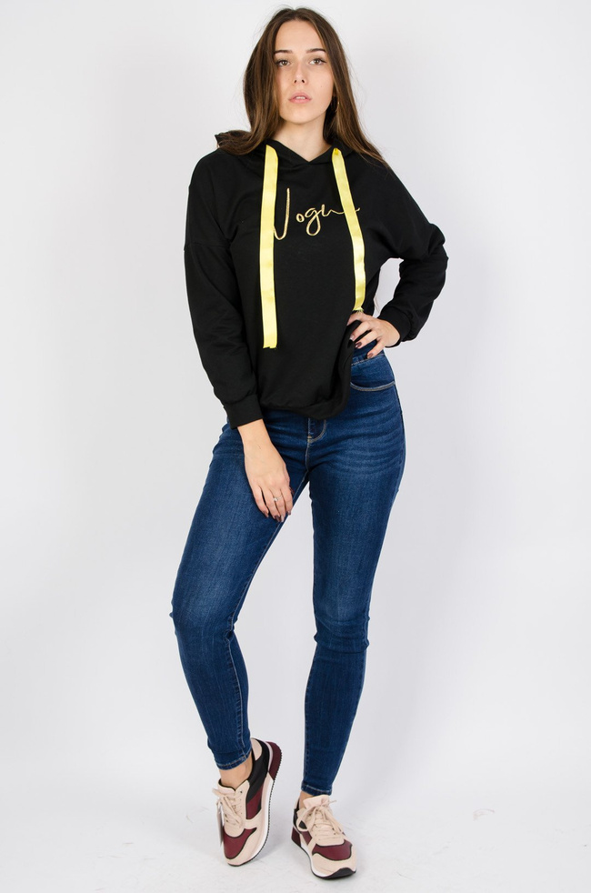 Czarna bluza z kapturem z napisem " vogue"