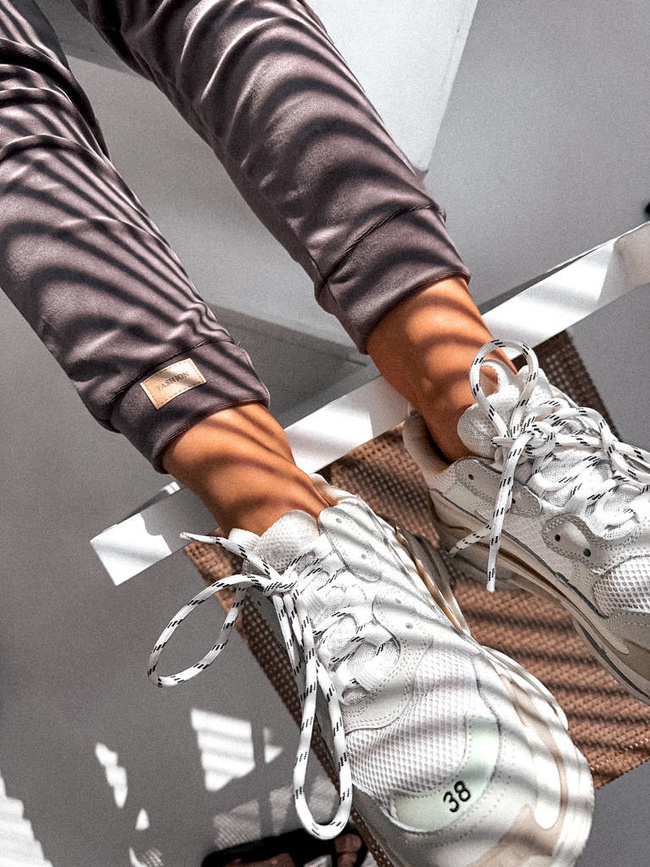 WELUROWY KOMPLET DRESOWY Z OZDOBNYMI NASZYWKAMI- GRAFITOWY