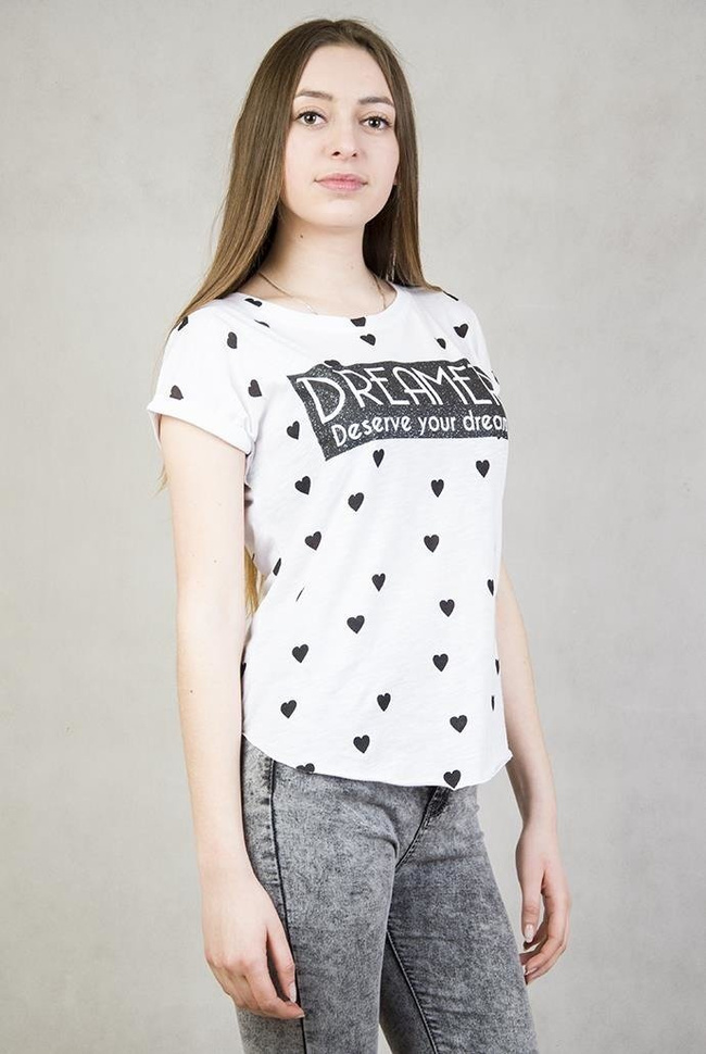 Biała bluzka w czarne serduszka z napisem "Dreamer deserve your dream"
